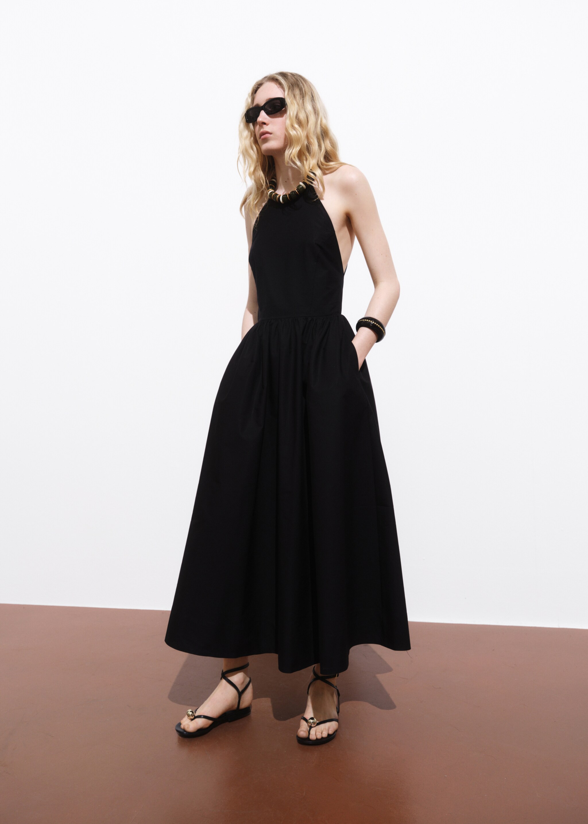 Halter dress with crossed back - General plane