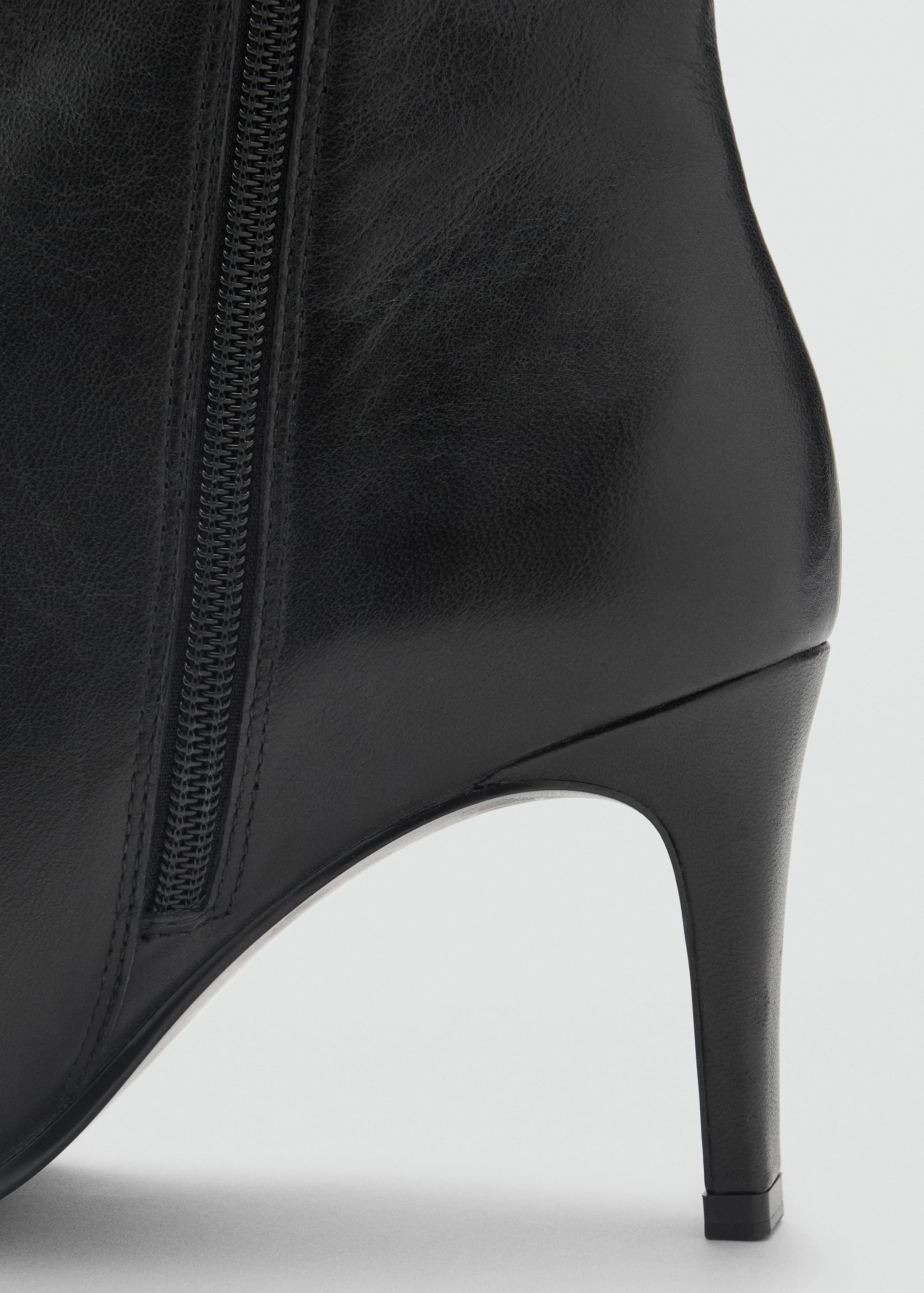 Leather pointed ankle boots - Details of the article 3
