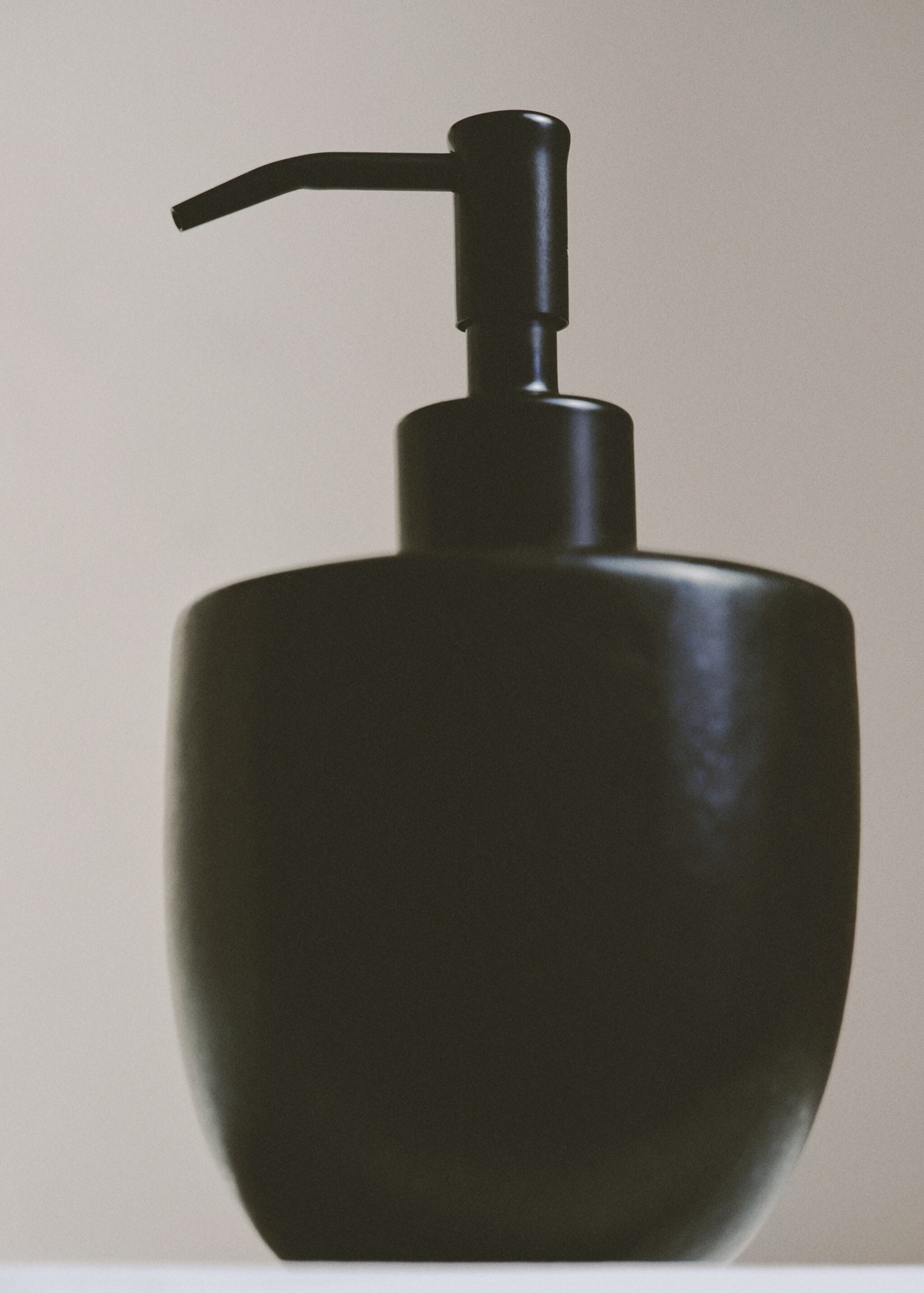 Stoneware soap dispenser with matte finish - Details of the article 6