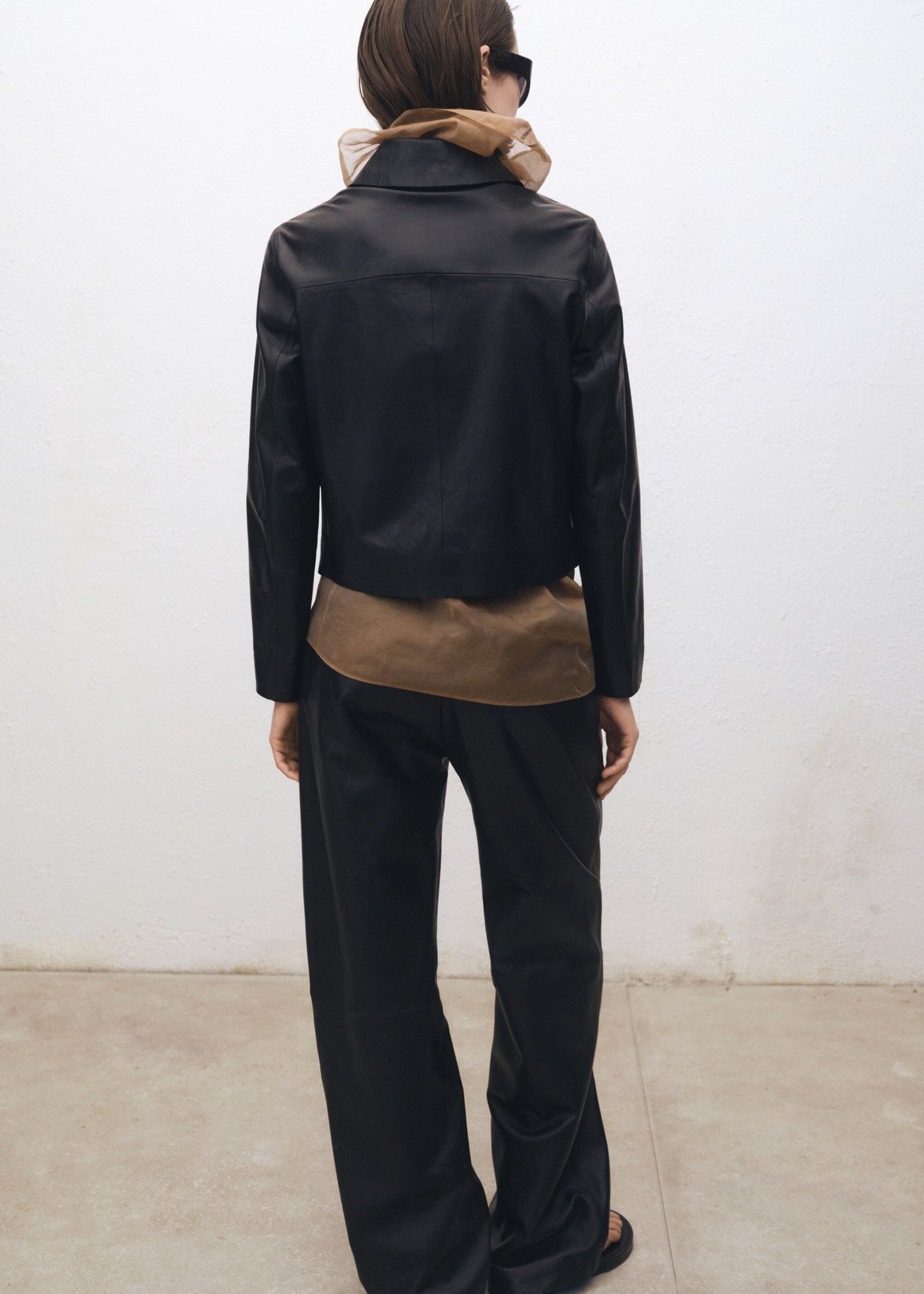 Buttoned leather jacket - Reverse of the article